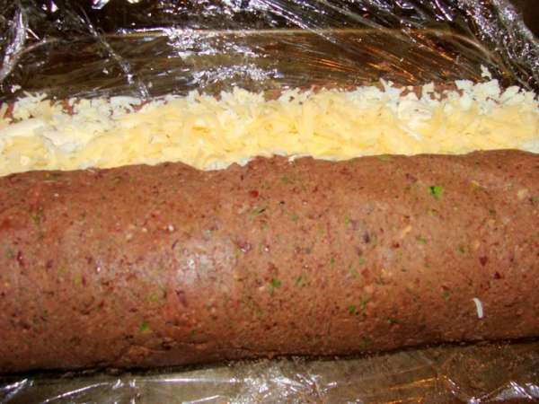 Аккуратно, при помощи пленки, свернуть рулет. Аккуратно, при помощи пленки, свернуть рулет.