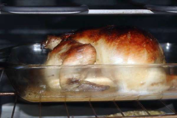 Снять фольгу, снизить нагрев в духовке до 180°C и отправить курицу еще на минут 15 с каждой стороны для образования корочки.
Подавать с горошком зеленым, а можно с любым другим гарниром. Приятного аппетита и щедрого на радости года!