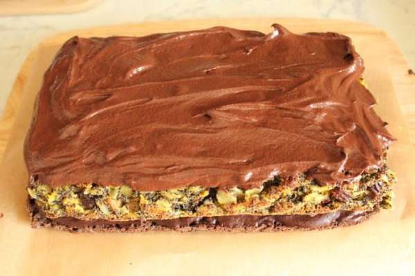 На маковый корж нанести крем. На маковый корж нанести крем.
