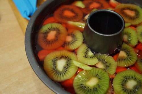 И последний слой - киви. Заливаем агаром и отставляем застывать. Желирующие свойства агара сильнее, чем у желатина, потому застывает такое желе быстро.