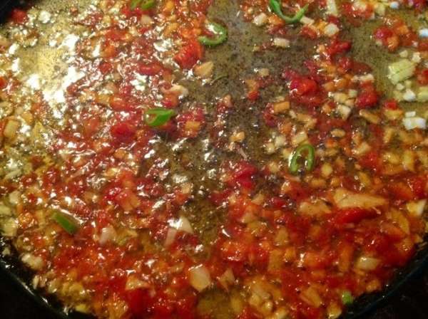 Добавляем туда 2-3 чайных ложки аджики и снова чуть обжариваем, кальмары я разморозила, они были уже очищенные, поэтому я их только порезала на кружочки и добавила на сковороду, тоже немного обжарить. Добавляем туда 2-3 чайных ложки аджики и снова чуть обжариваем, кальмары я разморозила, они были уже очищенные, поэтому я их только порезала на кружочки и добавила на сковороду, тоже немного обжарить.
