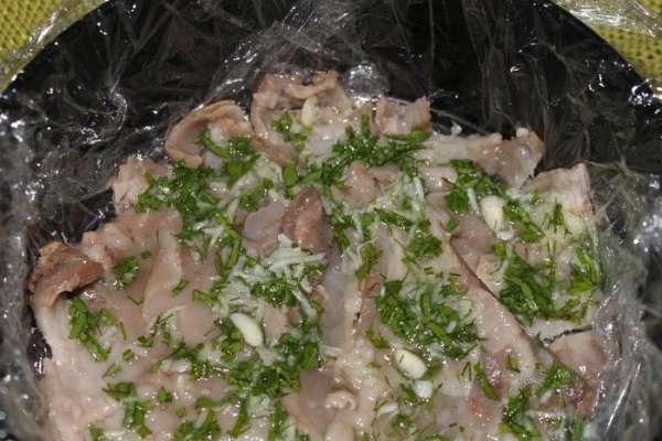 На кожу выкладываем половину начинки чеснок с зеленью. Затем кладем мясо рульки, разобранное руками на средние кусочки. На кожу выкладываем половину начинки чеснок с зеленью. Затем кладем мясо рульки, разобранное руками на средние кусочки.