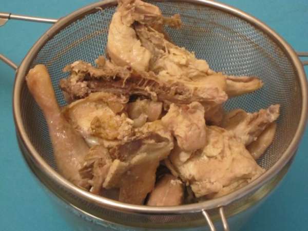 Готовую курицу откинуть на сито. Остудить, выбрать мясо. Мясо мелко нарезать. Готовую курицу откинуть на сито. Остудить, выбрать мясо. Мясо мелко нарезать.