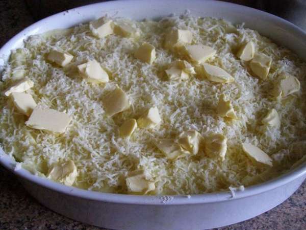 Посыпем тертым сыром, сверху положим маленькие кусочки сливочного масла Посыпем тертым сыром, сверху положим маленькие кусочки сливочного масла