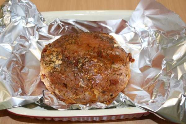 Духовку нагреть до 210°C. Мясо завернуть в фольгу, выложить в форму для запекания и запекать 2-2,5 часа.