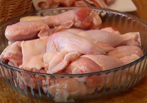 Цыплят разделать на куски.