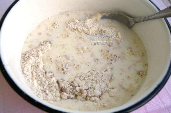 Насыпаем дрожжи, соль, сахар, корицу и мускатный орех. Яйцо растираем венчиком и слегка взбиваем с молоком. Добавляем к тесту.