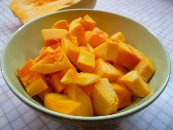 Тыкву очищаем и нарезаем кубиками.