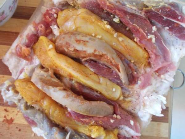 Выкладываем полосочки курицы и языка, поочередно на мясо, плотно прижимаем. Выкладываем полосочки курицы и языка, поочередно на мясо, плотно прижимаем.