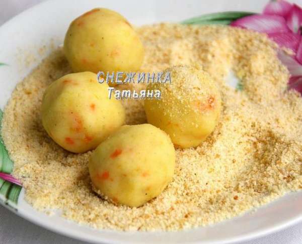Когда картофельная масса остыла, добавляем растительное масло и хорошо вымешиваем, можно руками, масса станет однородной, пластичной. Формируем «колобки». Обсыпаем их панировочными сухарями. Именно обсыпаем, а не обваливаем, так удобней, и шарики не деформируются, и лишние сухари не прилипнут. Когда картофельная масса остыла, добавляем растительное масло и хорошо вымешиваем, можно руками, масса станет однородной, пластичной. Формируем «колобки». Обсыпаем их панировочными сухарями. Именно обсыпаем, а не обваливаем, так удобней, и шарики не деформируются, и лишние сухари не прилипнут.