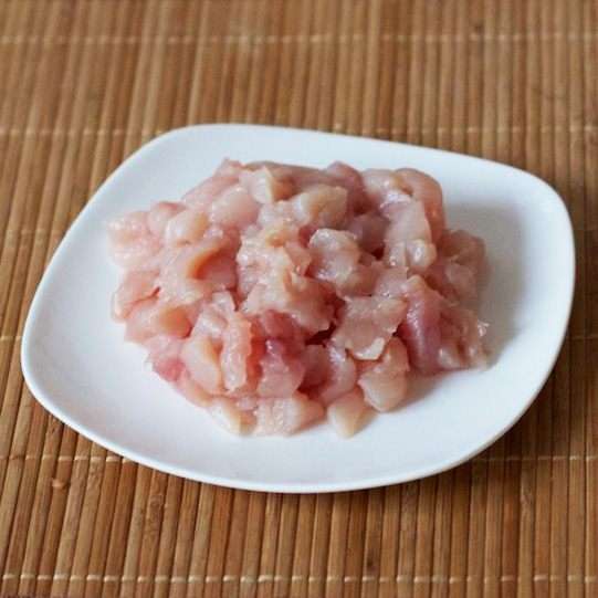 Куриное филе порежьте некрупными кубиками: Куриное филе порежьте некрупными кубиками: