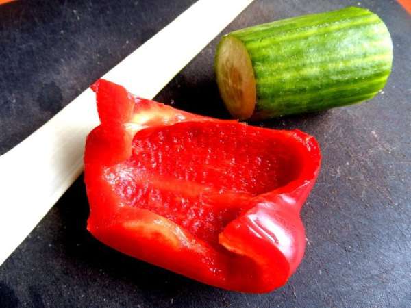 Берём овощи...,по кусочку. Берём овощи...,по кусочку.