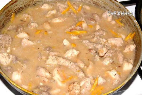 Заливаем мясо с овощами водой, чтобы она до середины покрывала их. Хорошо размешиваем. Накрываем крышкой и тушим на маленьком огне 30 минут, периодически помешивая. Заливаем мясо с овощами водой, чтобы она до середины покрывала их. Хорошо размешиваем. Накрываем крышкой и тушим на маленьком огне 30 минут, периодически помешивая.
