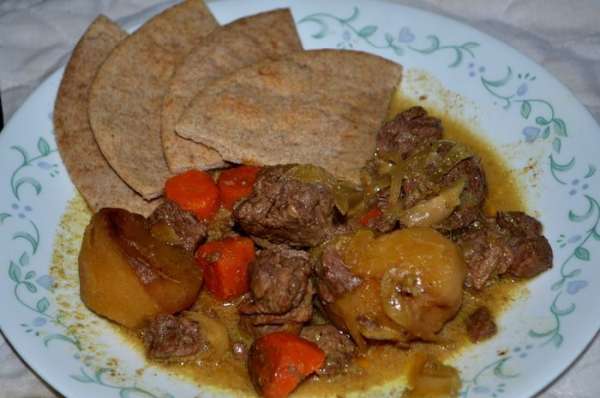 Готовое мясо подаем с лепешками,петрушкой и лаймом,йогуртом по желанию.
Приятного аппетита.