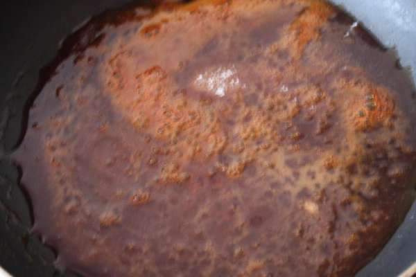 Сахар насыпем на сковороду. Нагреваем на среднем огне, пока не образуется карамель.