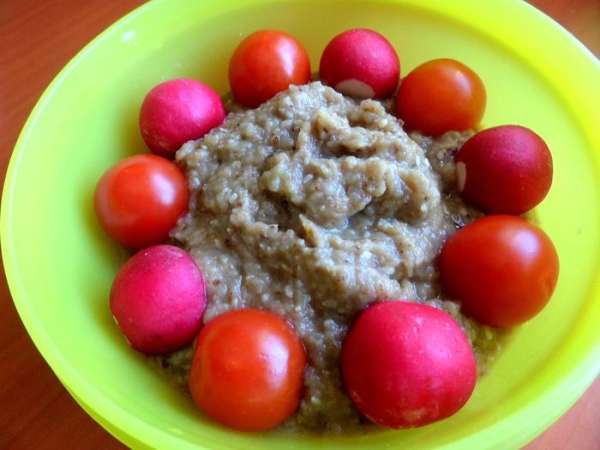 Выкладываем в мисочку,украшаем нашу вкуснятину овощами. Выкладываем в мисочку,украшаем нашу вкуснятину овощами.
