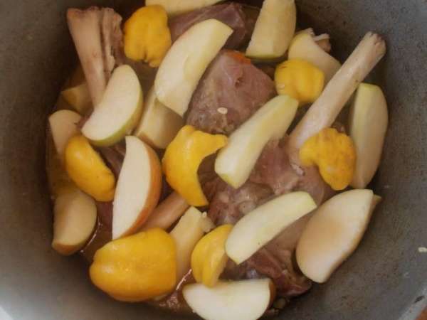 Когда мясо начнет отходить от кости и станет почти готовым, выключим огонь и включим духовку 220 С. Айву порежем дольками, я ещё добавить пару яблок. Польем соком лимона и отправим запекаться на пол часика. Когда мясо начнет отходить от кости и станет почти готовым, выключим огонь и включим духовку 220 С. Айву порежем дольками, я ещё добавить пару яблок. Польем соком лимона и отправим запекаться на пол часика.