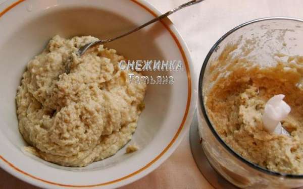 Все продукты пропускаем через мясорубку или пробиваем в комбайне с насадкой нож, чтобы получилась пастообразная масса.