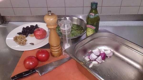 Нарезаем красный дольками. Солим, перчим. Нарезаем красный дольками. Солим, перчим.