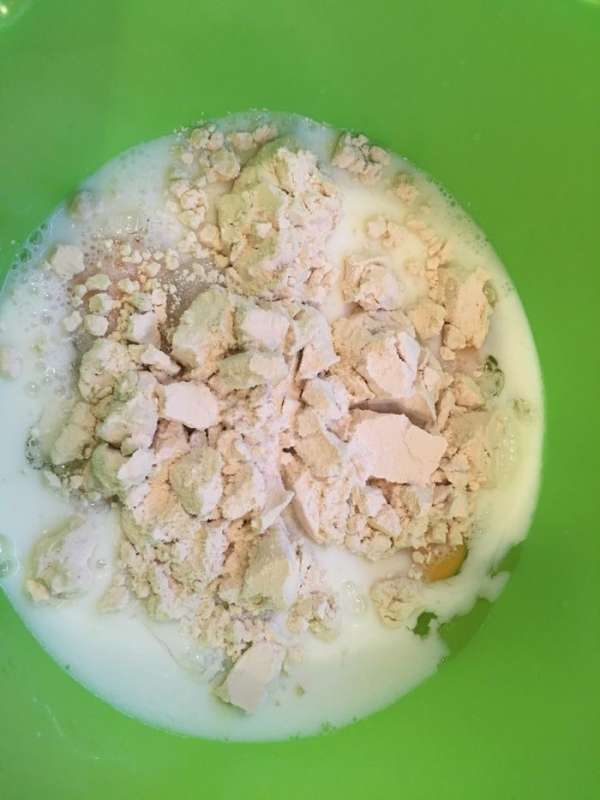 В чаше для миксера соединяем все продукты и взбиваем. В чаше для миксера соединяем все продукты и взбиваем.