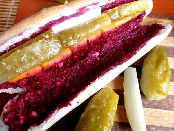 Ну,и солёный ( или маринованный!) огурчик-это святое...,для пикантности! Если Вам лень укладывать по долькам (или катастрофически время поджимает!),то можно ВСЮ начинку просто нарезать и перемешать!