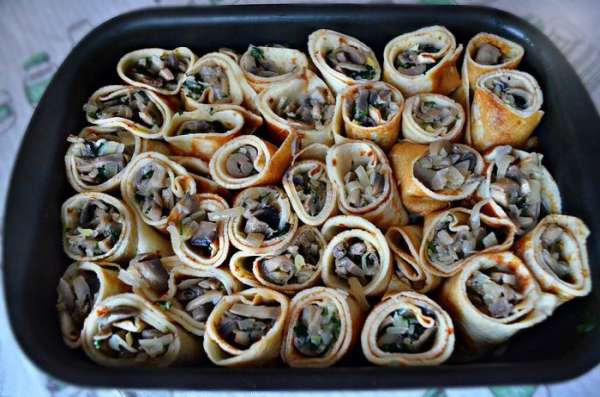 Разрежьте роллы наискосок кусочками (на 3-4 части) и поставьте вертикально в смазанную маслом форму для запеканки. Разрежьте роллы наискосок кусочками (на 3-4 части) и поставьте вертикально в смазанную маслом форму для запеканки.