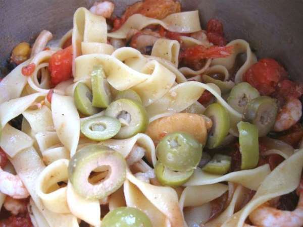 Оливки порезать кусочками. Добавить к морепродуктам пасту, оливки, измельченный базилик. Оливки порезать кусочками. Добавить к морепродуктам пасту, оливки, измельченный базилик.