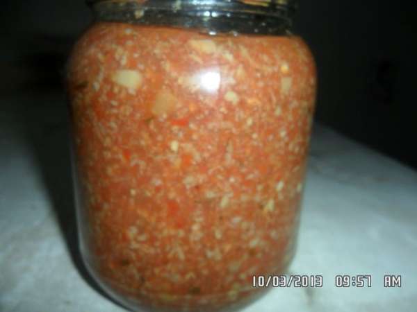 Затем добавляем перекрученные на мясорубке перец, лук, чеснок и все специи, провариваем в течении 20 минут.
Разливаем в стерильные банки и закатываем.
Затем добавляем перекрученные на мясорубке перец, лук, чеснок и все специи, провариваем в течении 20 минут.
Разливаем в стерильные банки и закатываем.
