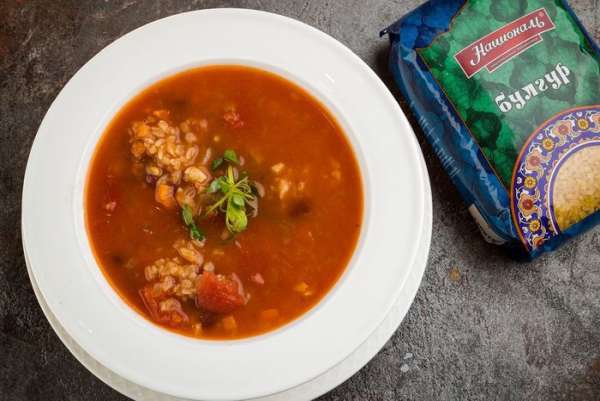 Проверять по готовности булгура. Добавить соль и перец по вкусу. Можно дать супу немного настояться и подавать на стол, украсив свежей зеленью.