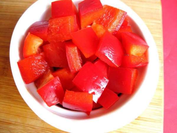 Перец сладкий порезать крупными кубиками.
Перец сладкий порезать крупными кубиками.