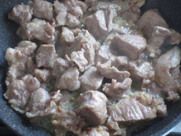 Разогреть в сковороде 4 ст.л. оливкового масла.Вынуть мяса из маринада (маринад процедить и отставить в сторону и) и обжарить на сильном огне 8-10 минут.Выложить мясо на блюдо. Разогреть в сковороде 4 ст.л. оливкового масла.Вынуть мяса из маринада (маринад процедить и отставить в сторону и) и обжарить на сильном огне 8-10 минут.Выложить мясо на блюдо.