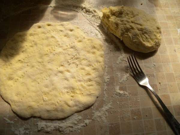 Разделить на кусочки чуть менше кулака. Раскатывать лепешки по одной. Толщина около 7-8 мм. Наколоть вилкой (при жарке будет вздуваться тесто). 