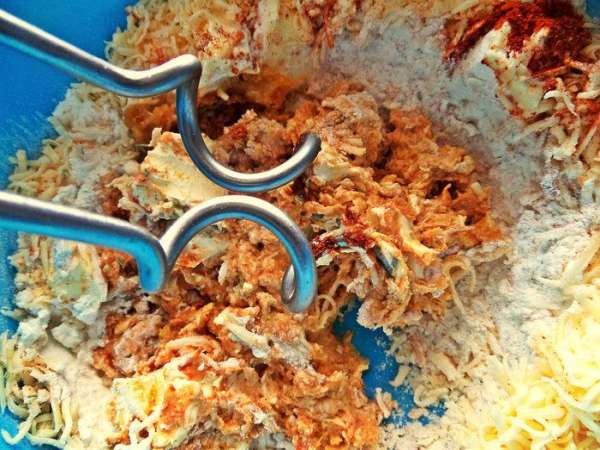 Замешиваем крутое тесто миксером с такими насадками.