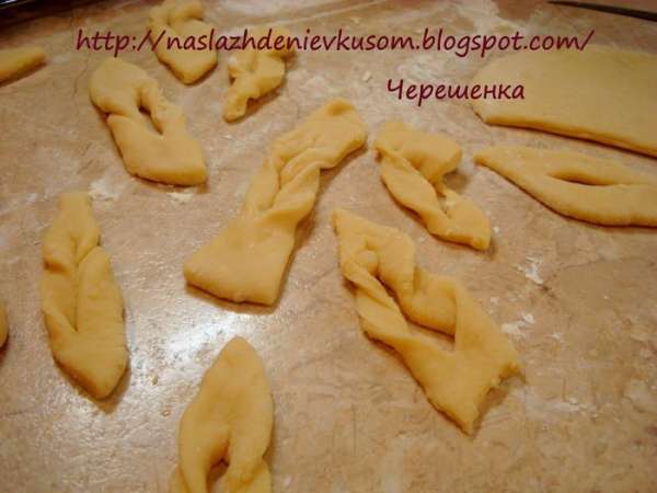В принципе вы можете лепить любые на ваш вкус фигурки. Вот тут и пригодится вам помощь детей, они то нафантазируют;))) Я лично предпочитаю хворост косичками, поэтому по предыдущему образцу делала все остальные…