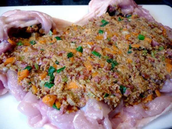 Курочку со всех сторон посолим. Выложим ее на кожу мясом вверх. Для начинки смешаем молоко с хлебом, яйцом, вялеными томатами и овощами, посолим и поперчим. Выложим на нашу курочку равномерно, не забыв и про ножки, их мы тоже заполняем начинкой. Закрываем курочку хорошо, переворачиваем ее спинкой вверх, перевязываем кулинарной нитью. Курочку со всех сторон посолим. Выложим ее на кожу мясом вверх. Для начинки смешаем молоко с хлебом, яйцом, вялеными томатами и овощами, посолим и поперчим. Выложим на нашу курочку равномерно, не забыв и про ножки, их мы тоже заполняем начинкой. Закрываем курочку хорошо, переворачиваем ее спинкой вверх, перевязываем кулинарной нитью.