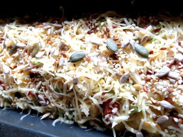 Присыпать сыром и семечками. Присыпать сыром и семечками.