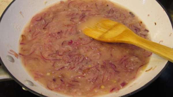 Перед нарезанием мяса его надо охладить в холодильнике. Нарежьте мясо поперек волокон максимально тонко - миллиметра по три-пять.