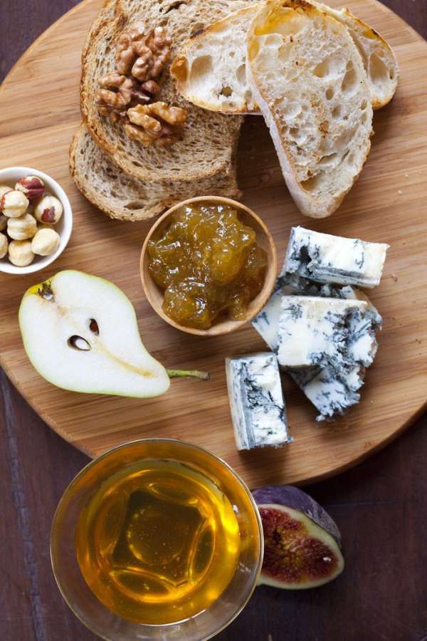 Подать гренки с горгонзолой, орехами, мармеладом, медом и фруктами.