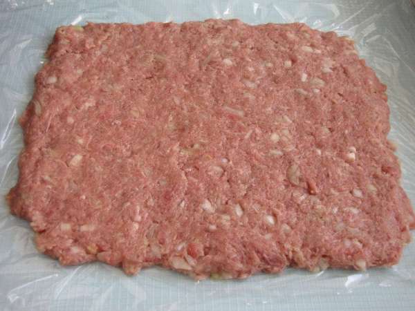 Мясной фарш выложить на пленку и придать ему форму прямоугольника.
