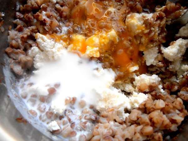 Вливаем сметану, можно жидкую, как у меня, 15%.