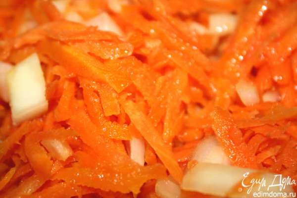 Займемся овощами. Морковь и лук почистить. Лук порезать кубиками. Морковь натереть на крупкой терке. Обжарить несколько минут в сковороде где готовилось филе индейки. 