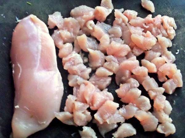 Куриную грудку мелко порубить. Куриную грудку мелко порубить.