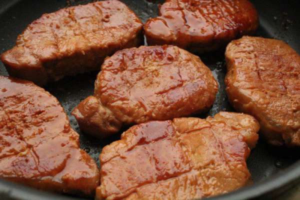 100 мл вина смешать с таким же количеством воды, залить мясо и тушить на слабом огне под крышкой 20-25 минут. За это время вся жидкость должна выпариться.