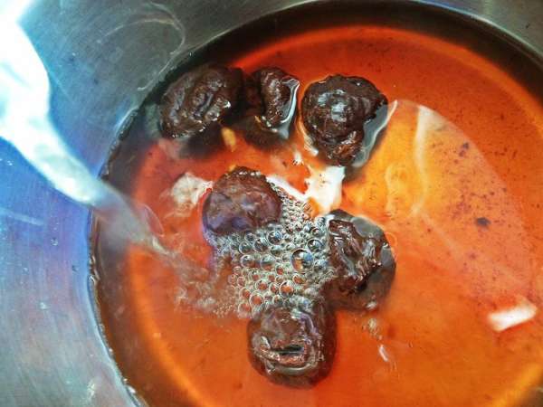Доливаем воду с медом. Доливаем воду с медом.