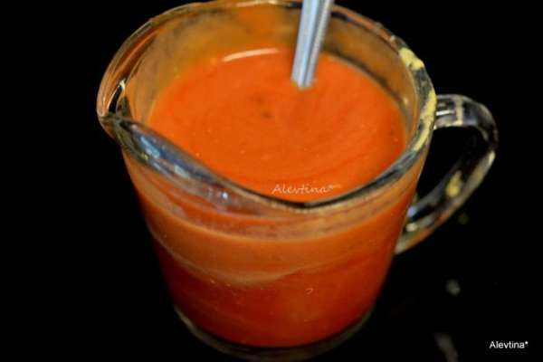 Смешать томатный соус с горчицей и сахаром.