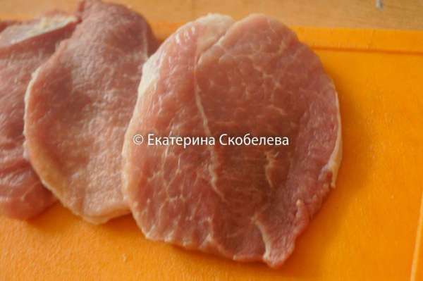 Свинину промыть, нарезать на порционные куски, обсушить бумажным полотенцем и немного отбить. Натереть черным молотым перцем и солью. Можно использовать для мяса свою любимую приправу по вкусу. Свинину промыть, нарезать на порционные куски, обсушить бумажным полотенцем и немного отбить. Натереть черным молотым перцем и солью. Можно использовать для мяса свою любимую приправу по вкусу.