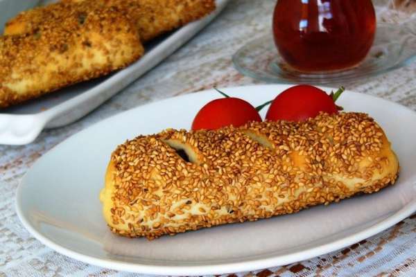 Заварите крепкого чаю и подайте горячие симиты к столу. Это очень вкусно! 