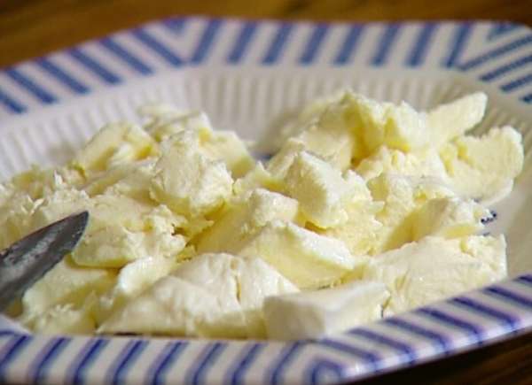 Моцареллу нарезать небольшими кубиками. Моцареллу нарезать небольшими кубиками.