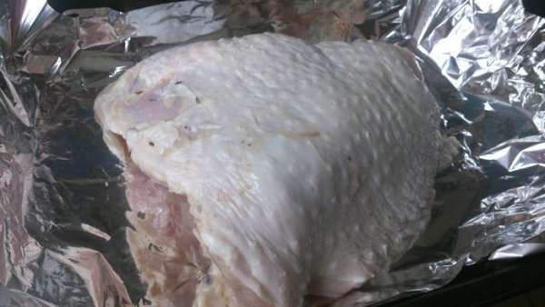Выложить индейку в форму. Теперь процесс запекания. Первые 30 минут запекать при температуре 240 С. Затем уменьшить температуру до 200С и накрыть  форму фольгой. Время запекания 30-35  минут на 1 кг веса индейки.
За 30 минут до готовности снять фольгу. При запекании небольших частей я мясо фольгой не накрываю.