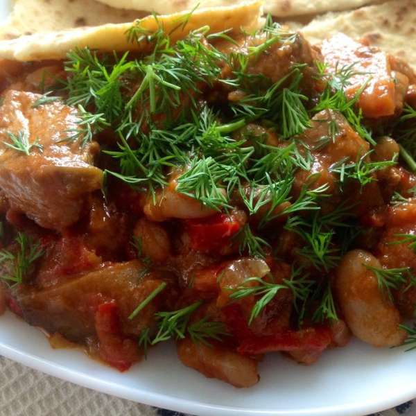 Перед подачей.... на одну часть лепешки выкладываем фасоль с мясом, и накрываем другой, посыпаем зеленью (у меня только укроп, так как муж не любит кинзу, поэтому даже ее не купил:)) и подаем к столу!
Приятного аппетита!)))